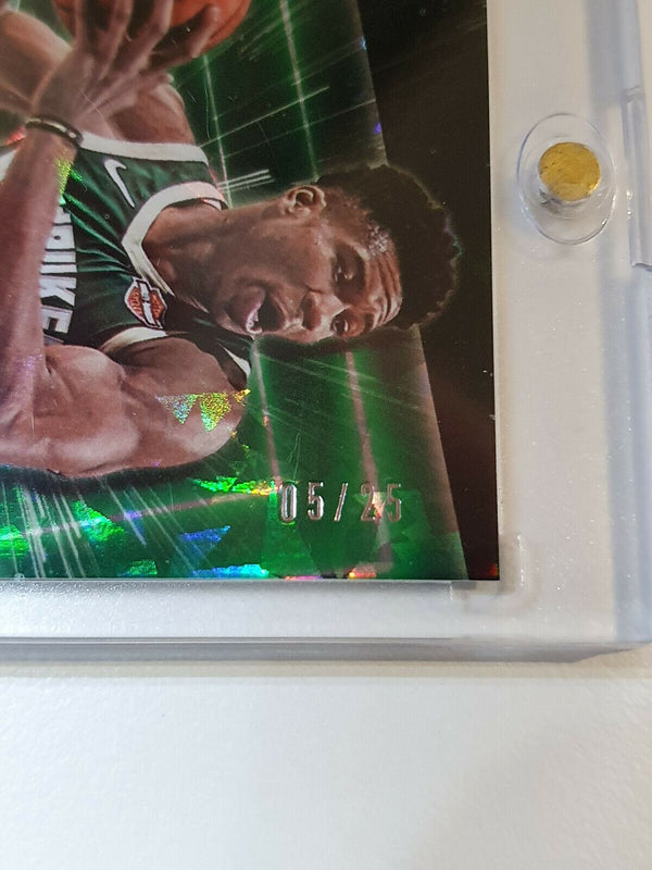 2019 Panini Giannis Antetokounmpo #19 MATRIX CRACKED ICE /25 - Ready to Grade